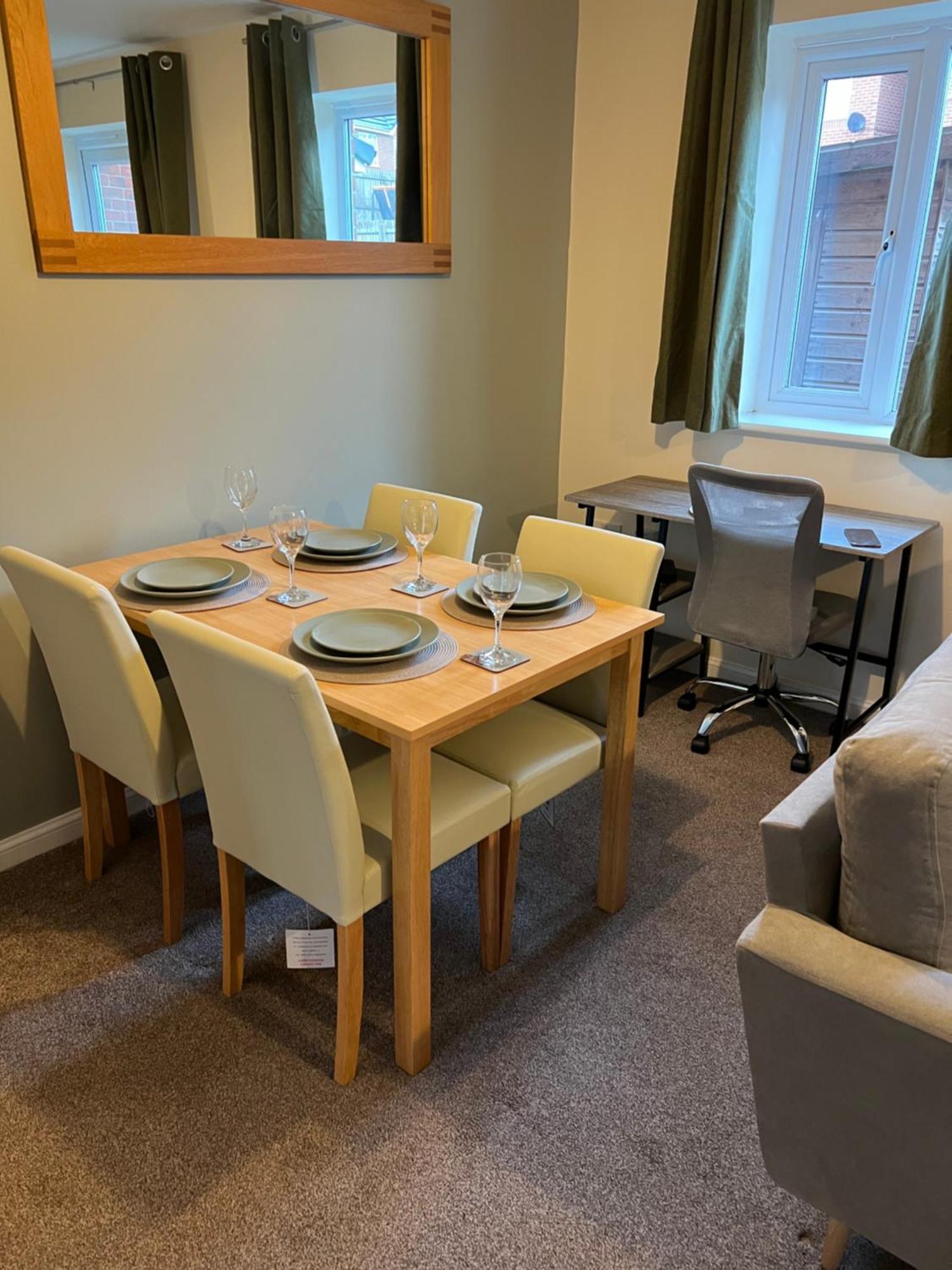 에위로 Modern Semi Detached In A Quiet Location, Driveway Parking 빌라 외부 사진