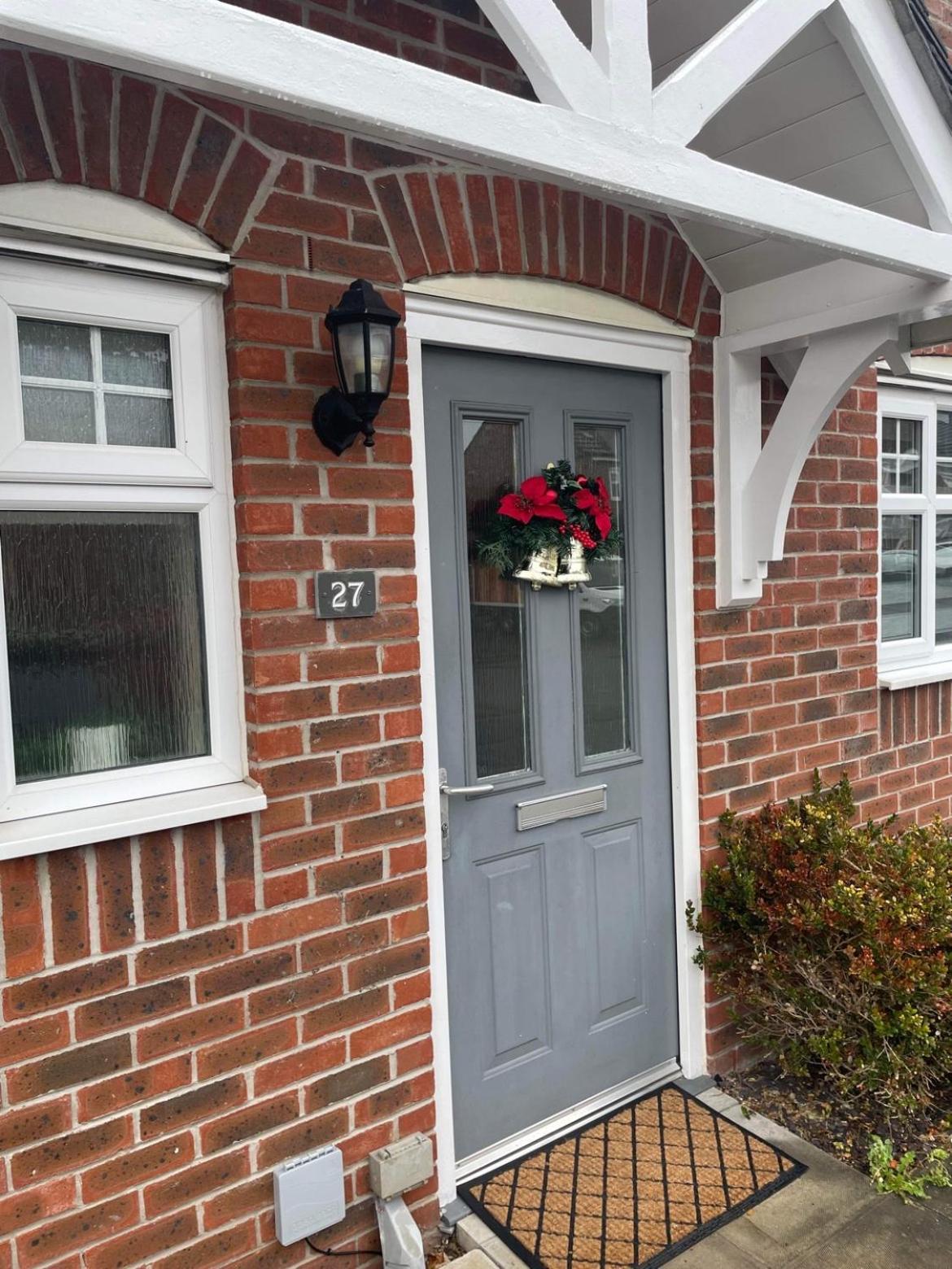 에위로 Modern Semi Detached In A Quiet Location, Driveway Parking 빌라 외부 사진