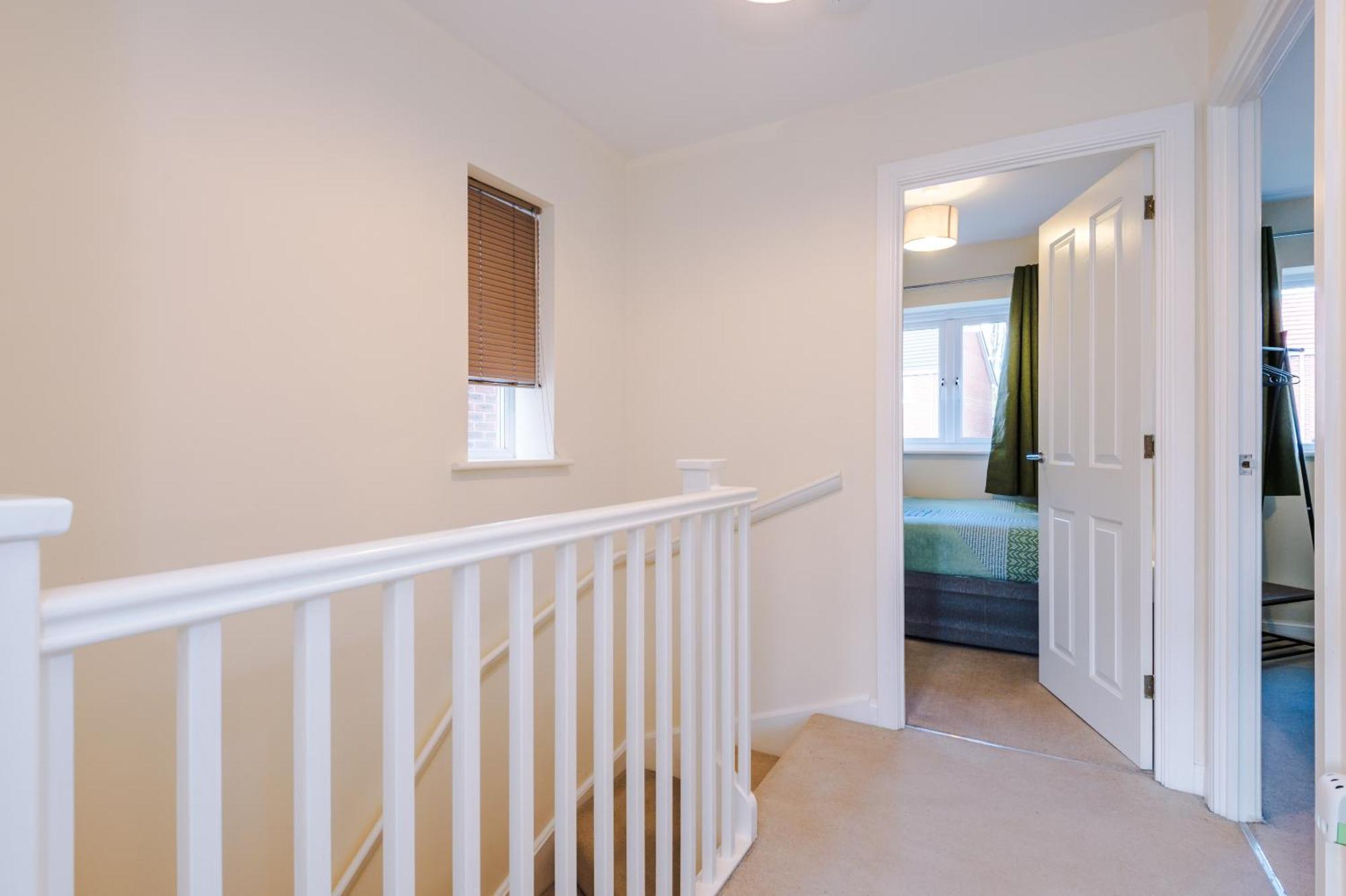 에위로 Modern Semi Detached In A Quiet Location, Driveway Parking 빌라 외부 사진