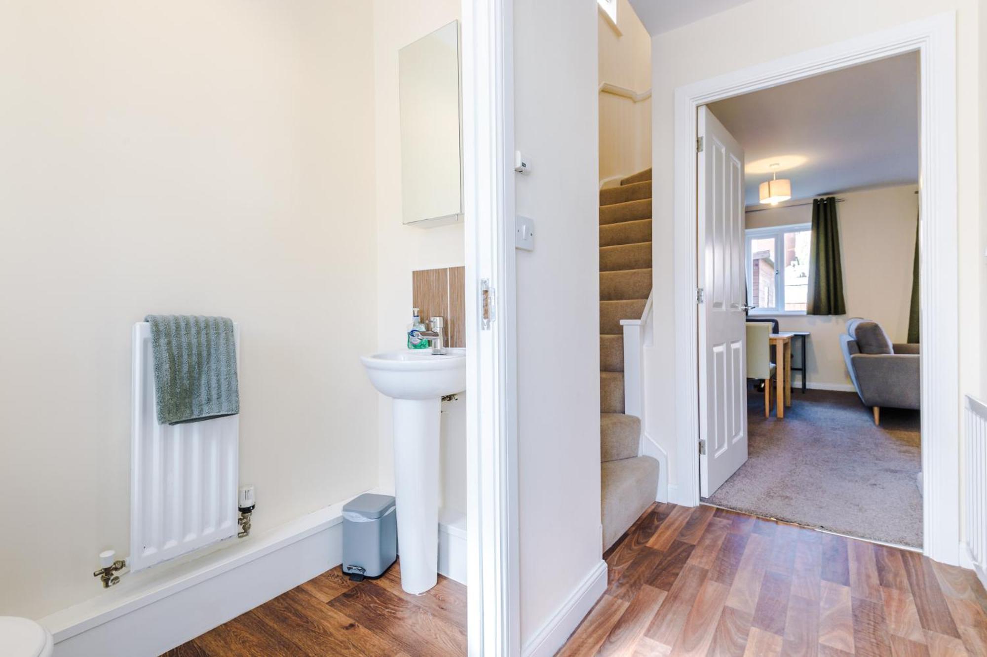 에위로 Modern Semi Detached In A Quiet Location, Driveway Parking 빌라 외부 사진