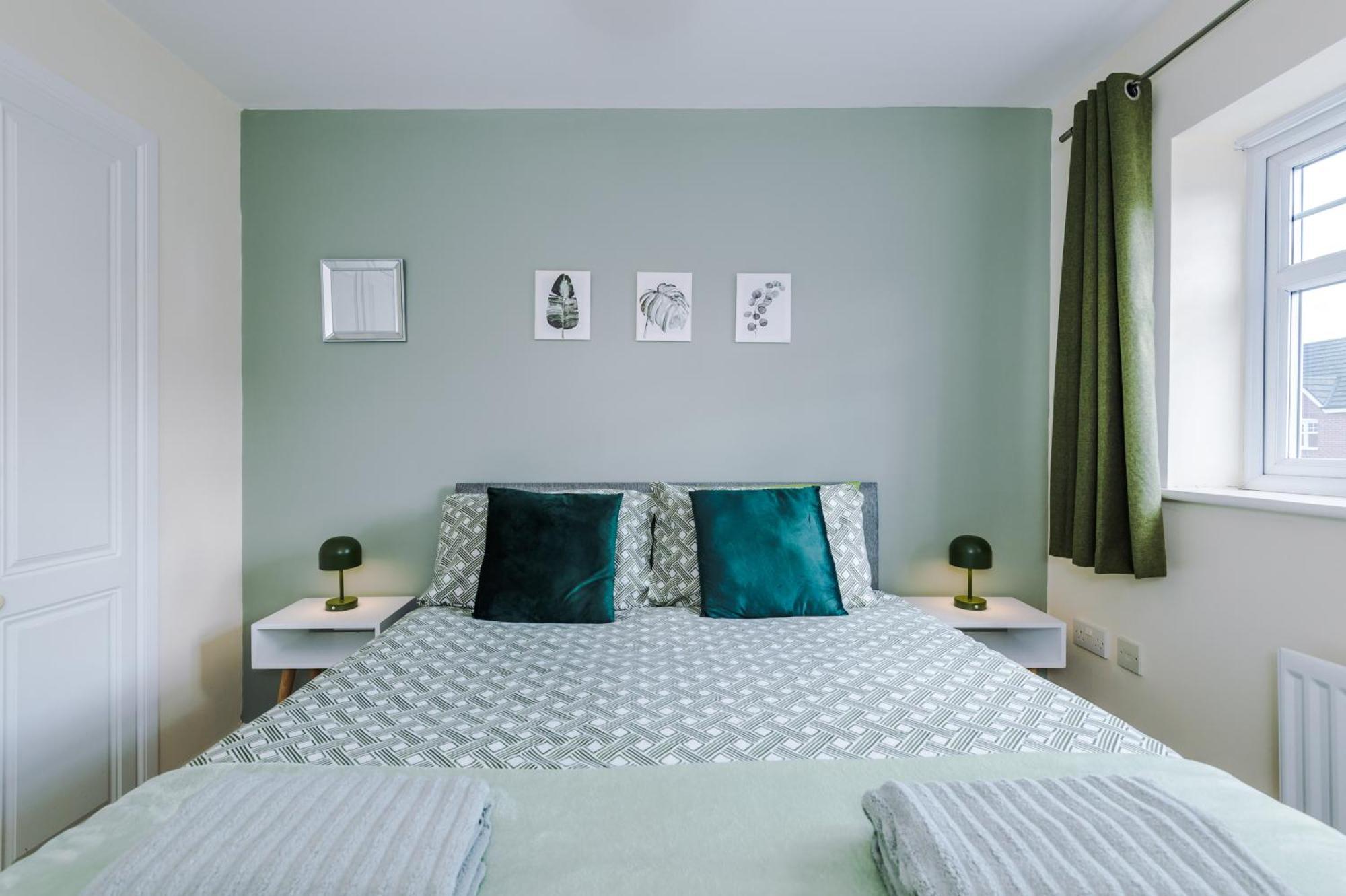 에위로 Modern Semi Detached In A Quiet Location, Driveway Parking 빌라 외부 사진