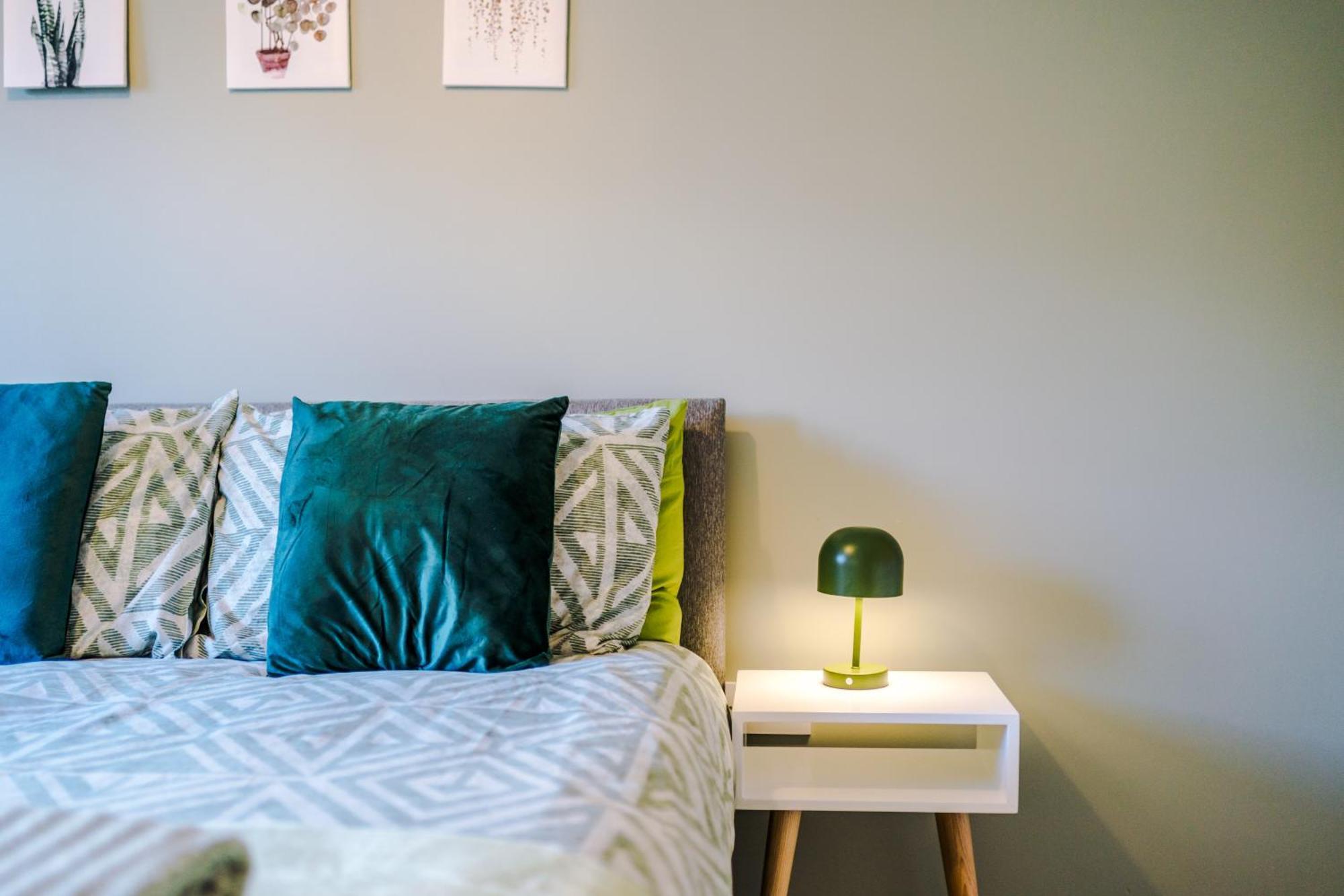 에위로 Modern Semi Detached In A Quiet Location, Driveway Parking 빌라 외부 사진