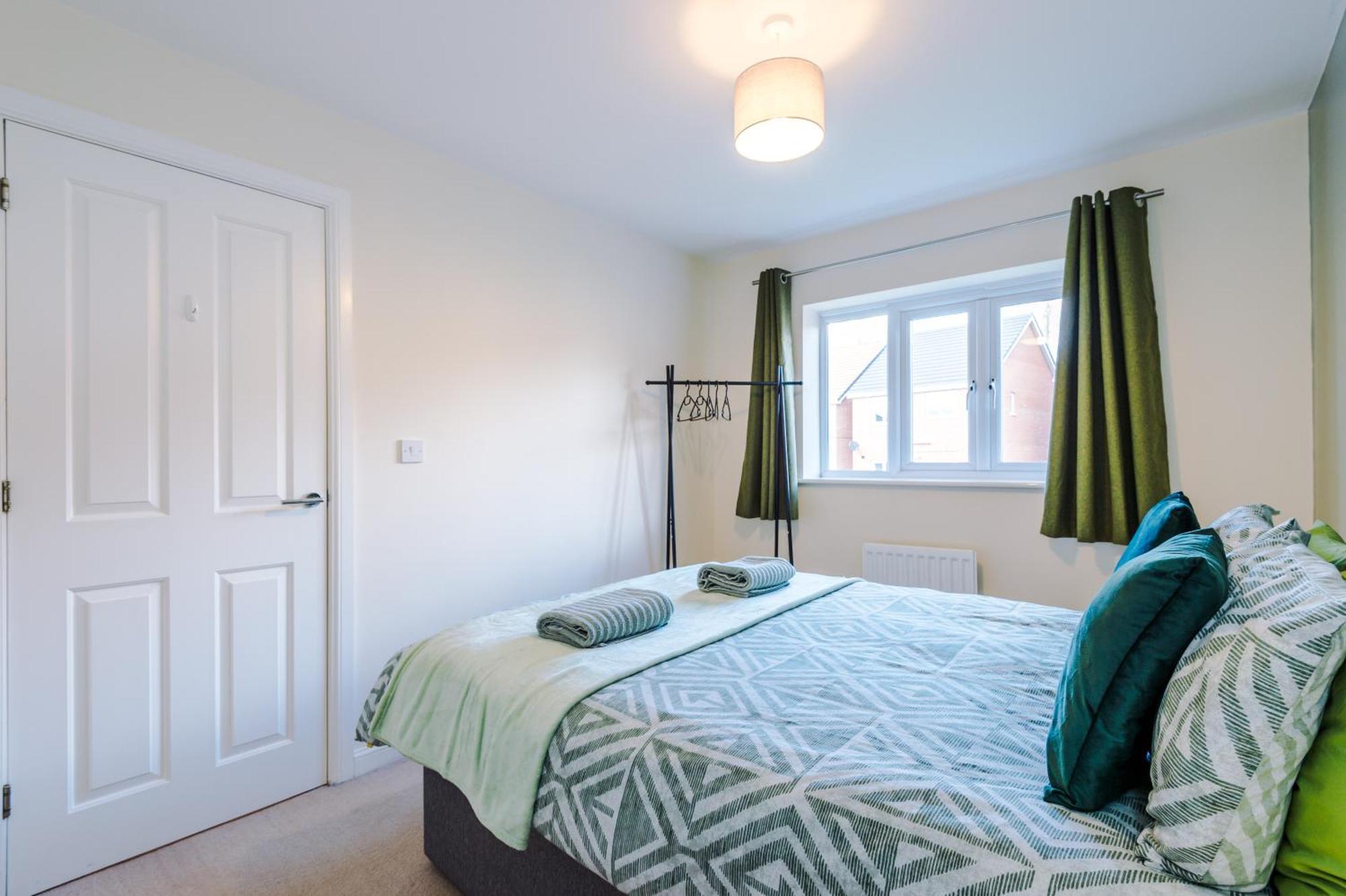에위로 Modern Semi Detached In A Quiet Location, Driveway Parking 빌라 외부 사진