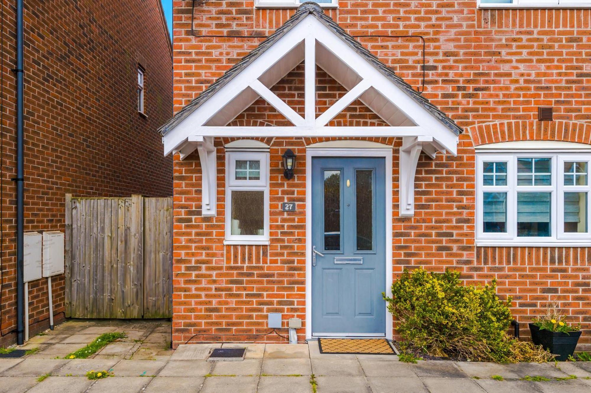 에위로 Modern Semi Detached In A Quiet Location, Driveway Parking 빌라 외부 사진