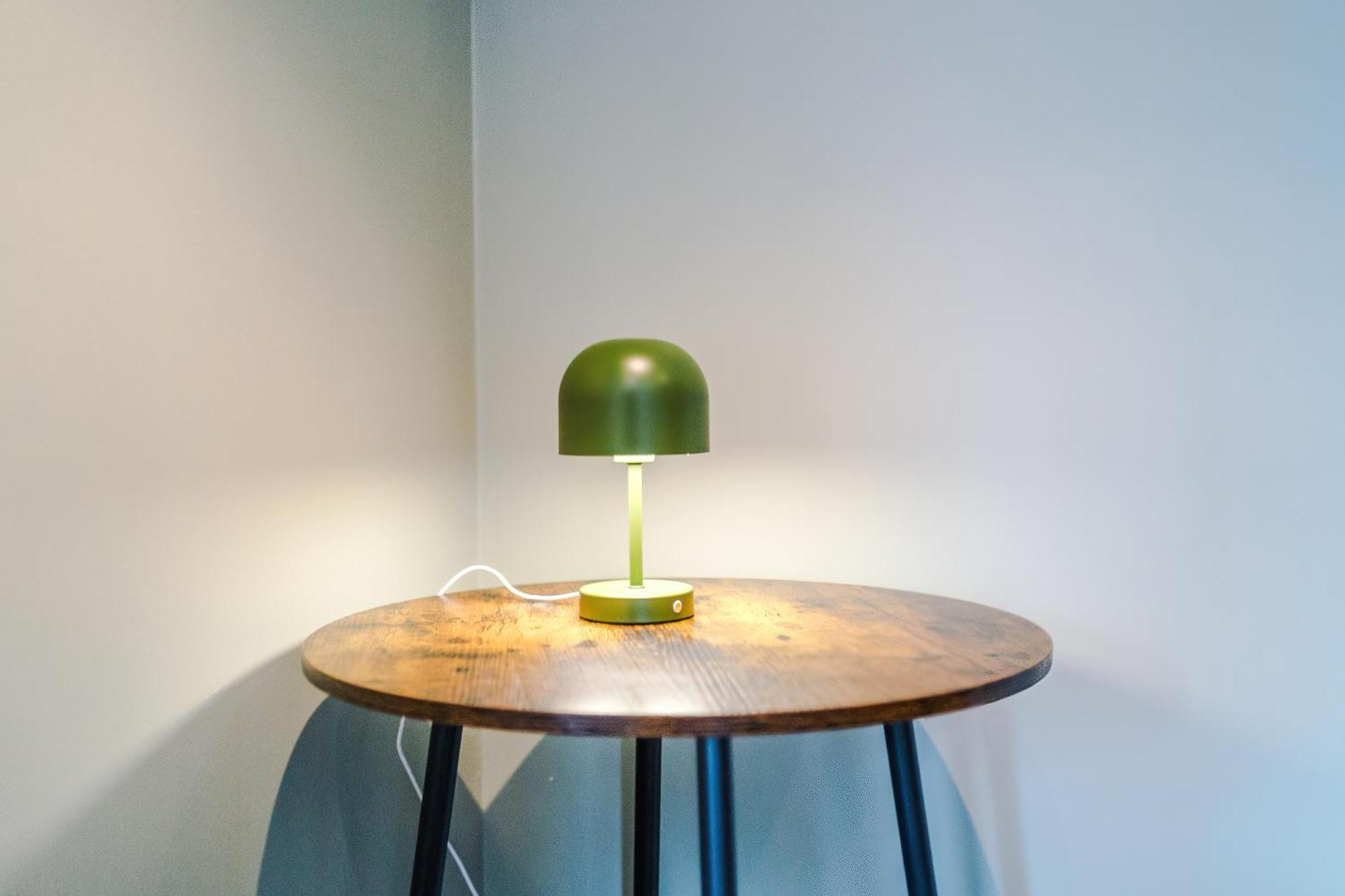 에위로 Modern Semi Detached In A Quiet Location, Driveway Parking 빌라 외부 사진