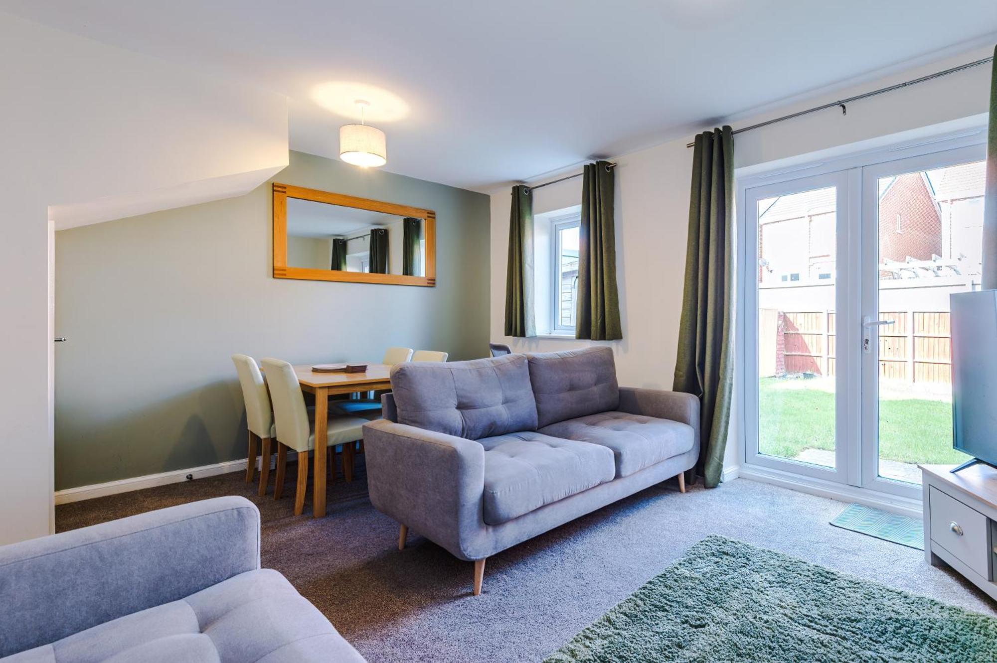 에위로 Modern Semi Detached In A Quiet Location, Driveway Parking 빌라 외부 사진