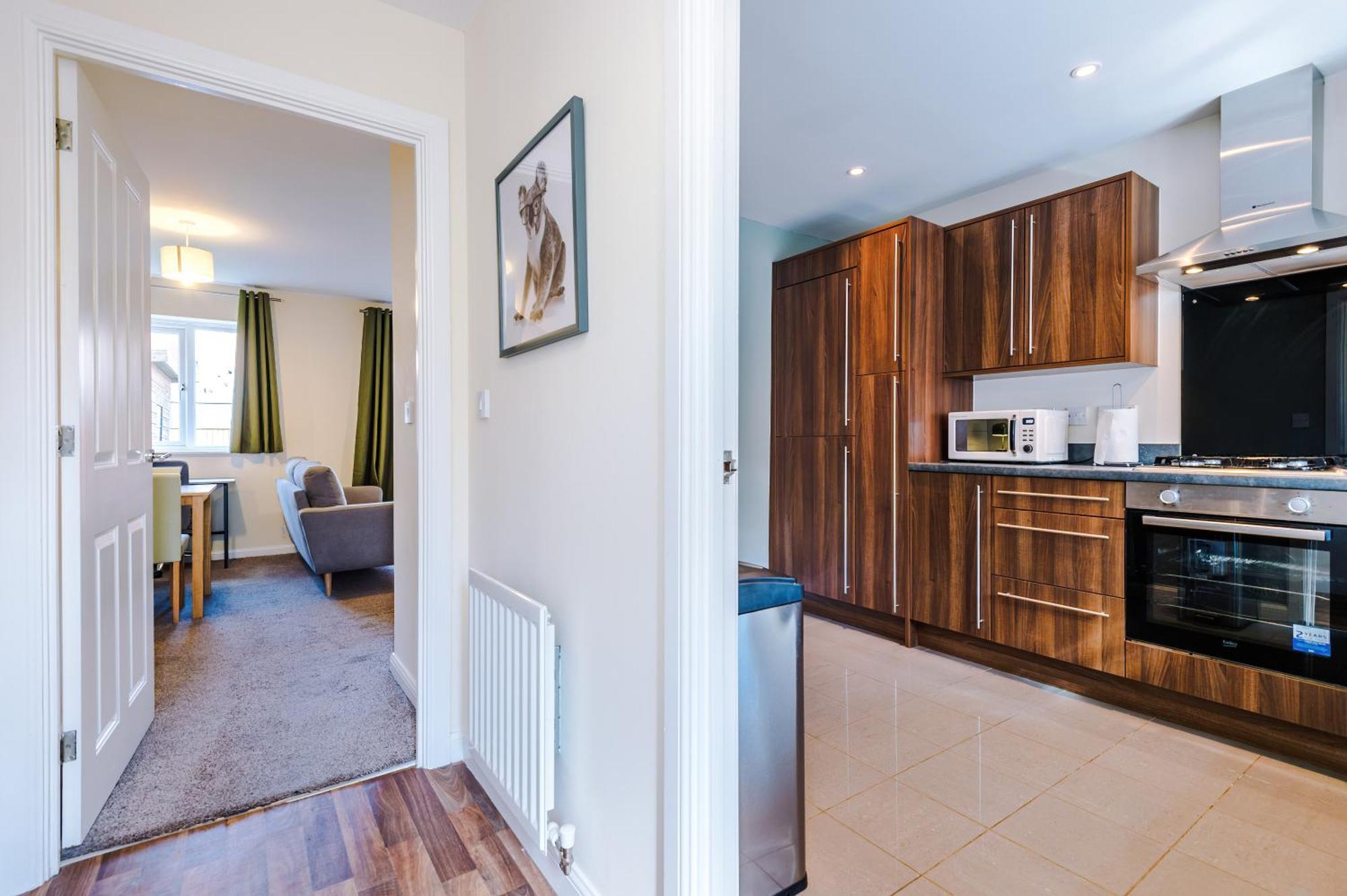 에위로 Modern Semi Detached In A Quiet Location, Driveway Parking 빌라 외부 사진