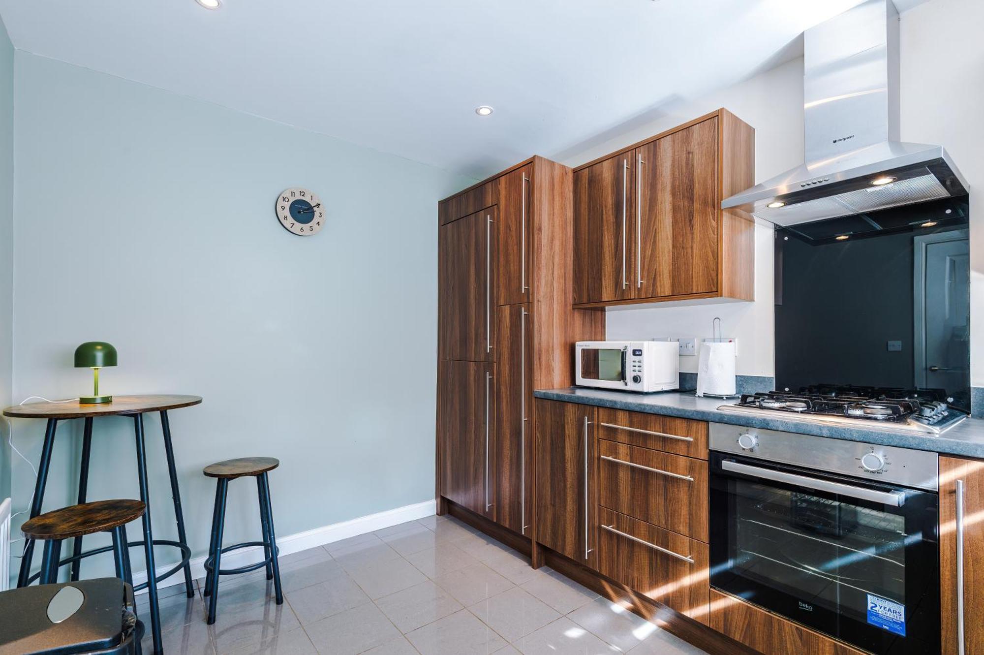 에위로 Modern Semi Detached In A Quiet Location, Driveway Parking 빌라 외부 사진