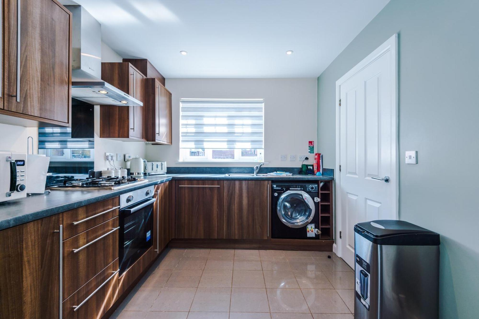 에위로 Modern Semi Detached In A Quiet Location, Driveway Parking 빌라 외부 사진