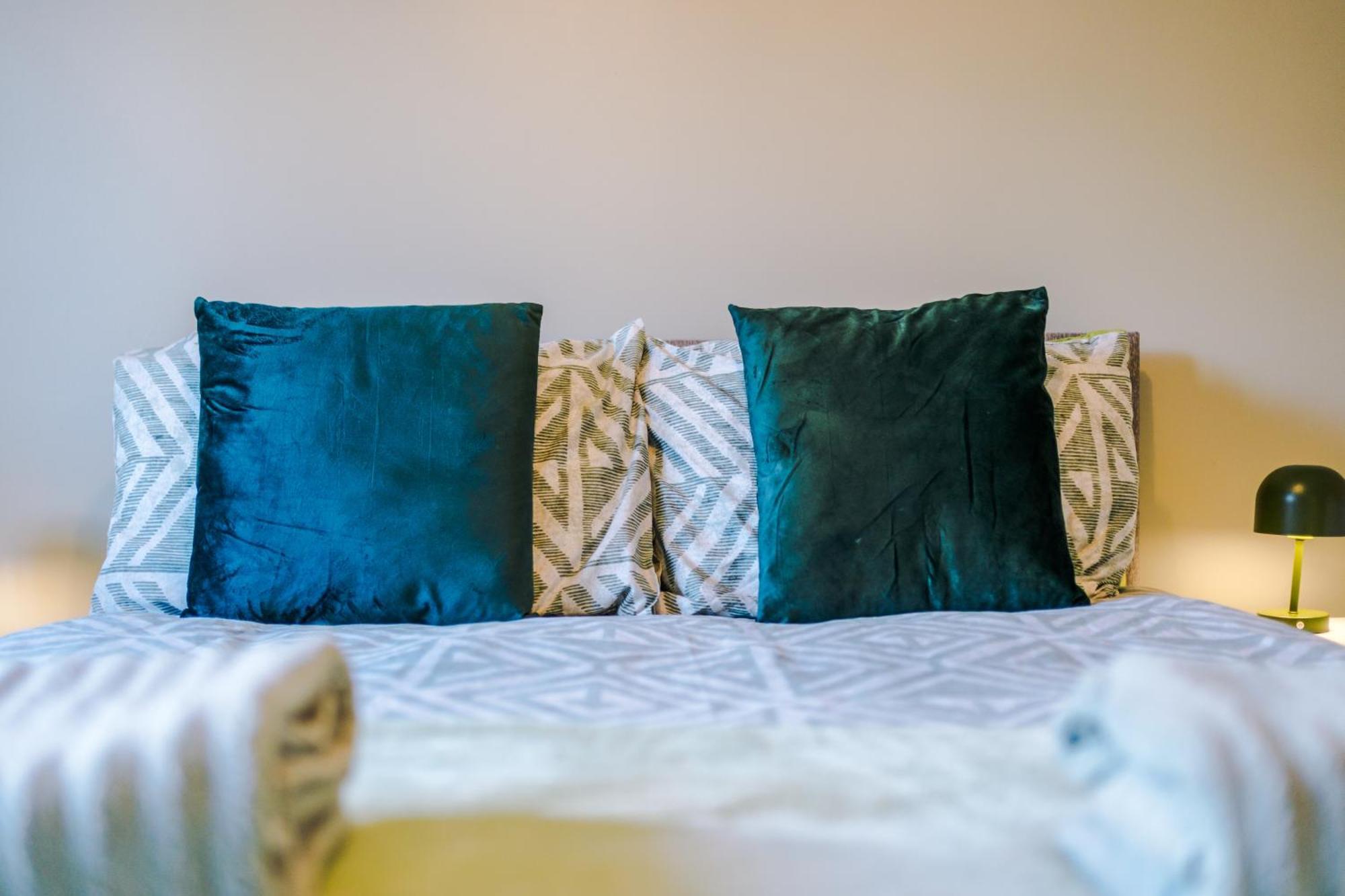 에위로 Modern Semi Detached In A Quiet Location, Driveway Parking 빌라 외부 사진