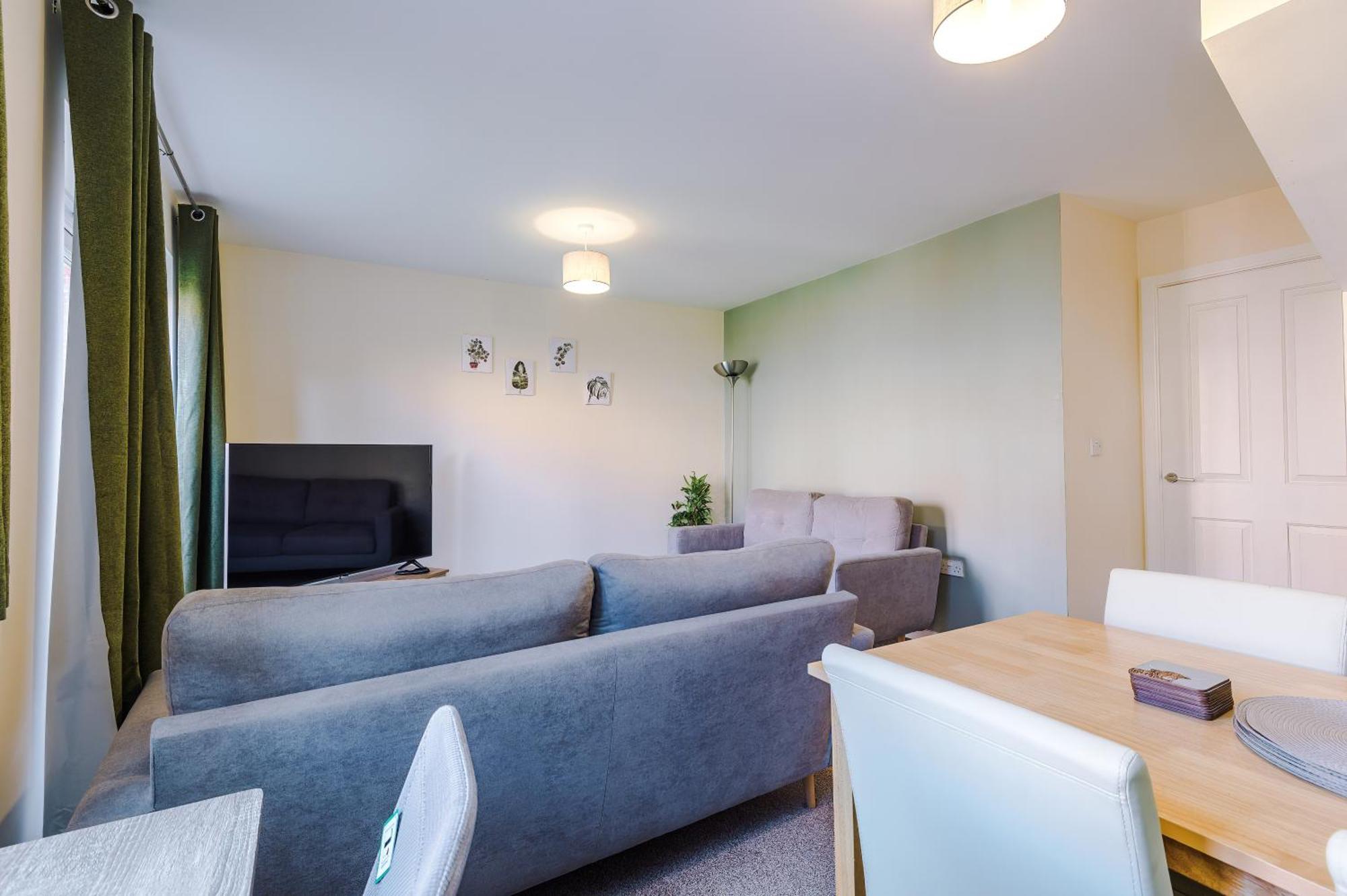 에위로 Modern Semi Detached In A Quiet Location, Driveway Parking 빌라 외부 사진