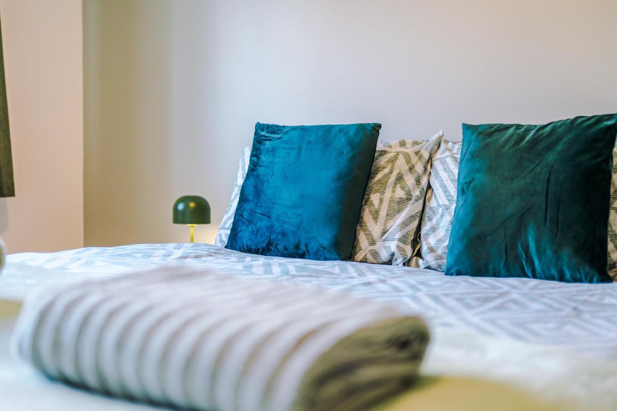 에위로 Modern Semi Detached In A Quiet Location, Driveway Parking 빌라 외부 사진