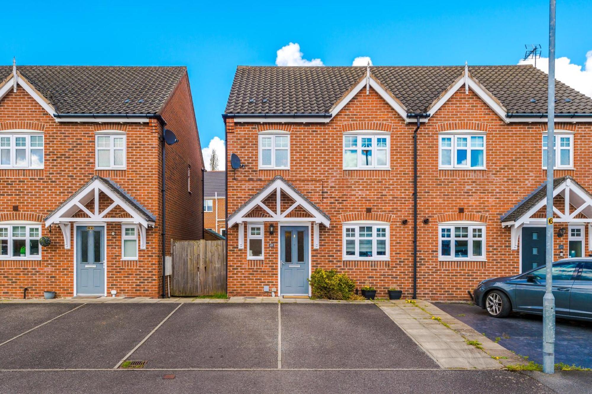 에위로 Modern Semi Detached In A Quiet Location, Driveway Parking 빌라 외부 사진