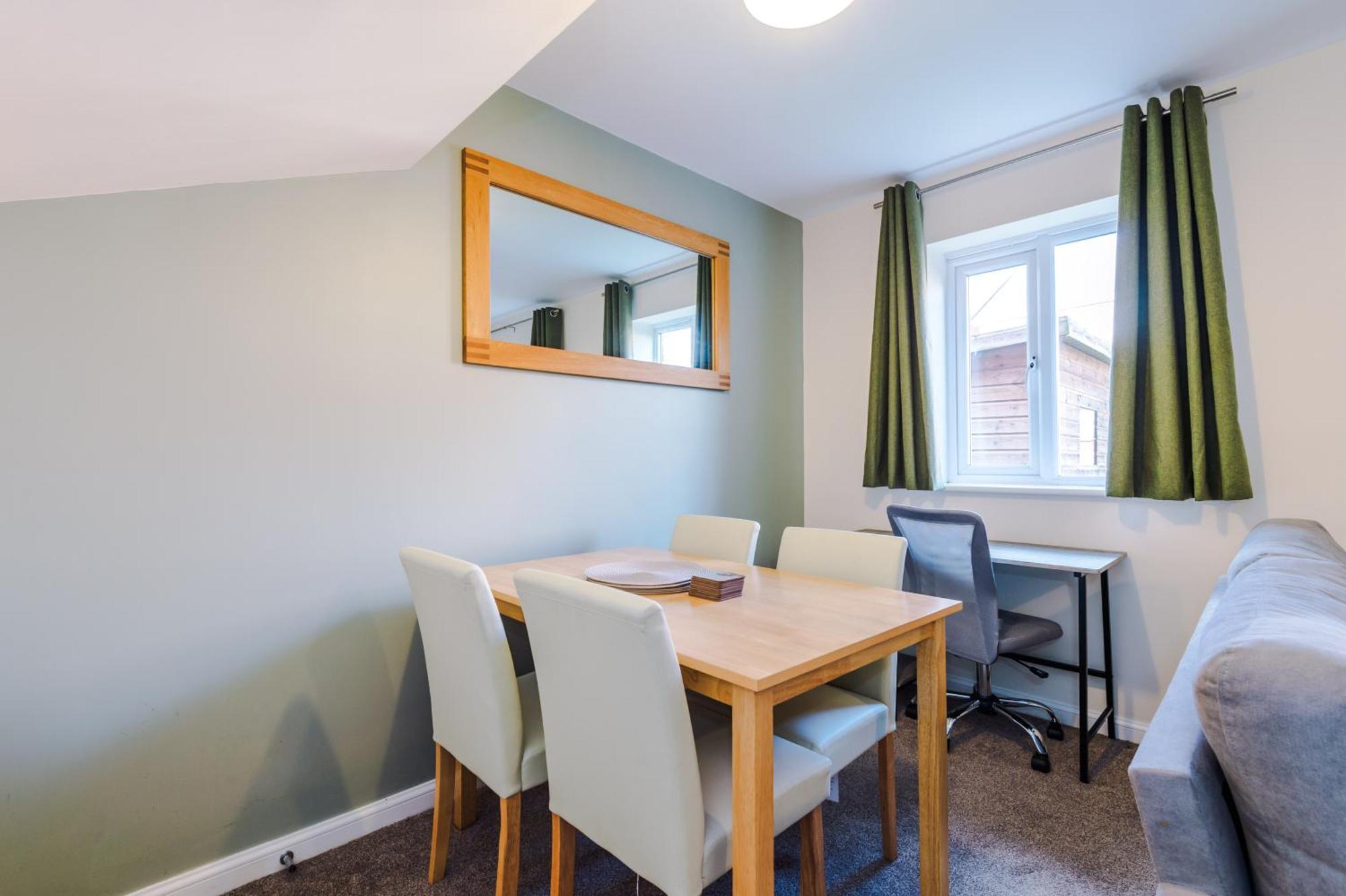 에위로 Modern Semi Detached In A Quiet Location, Driveway Parking 빌라 외부 사진