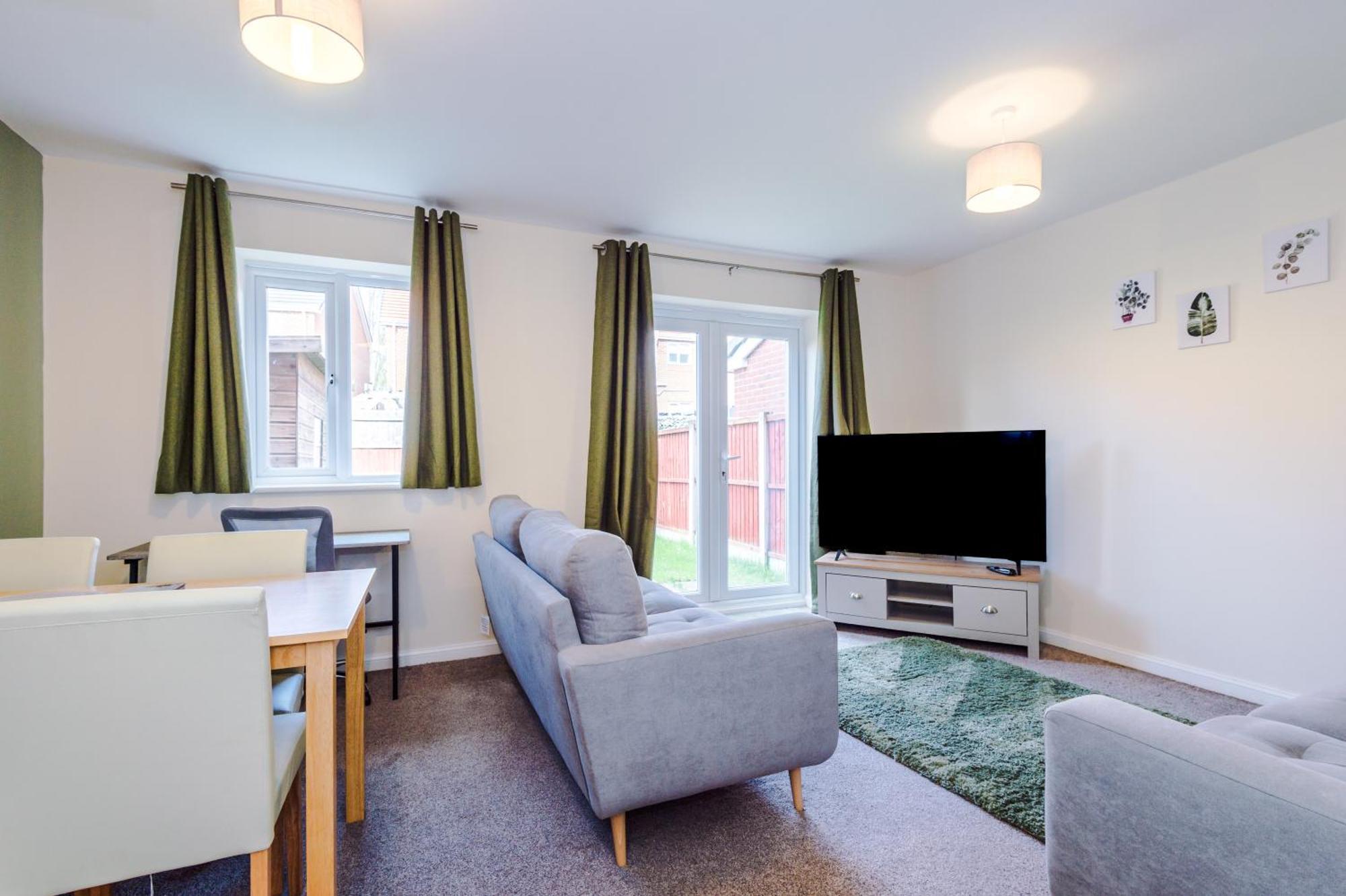 에위로 Modern Semi Detached In A Quiet Location, Driveway Parking 빌라 외부 사진