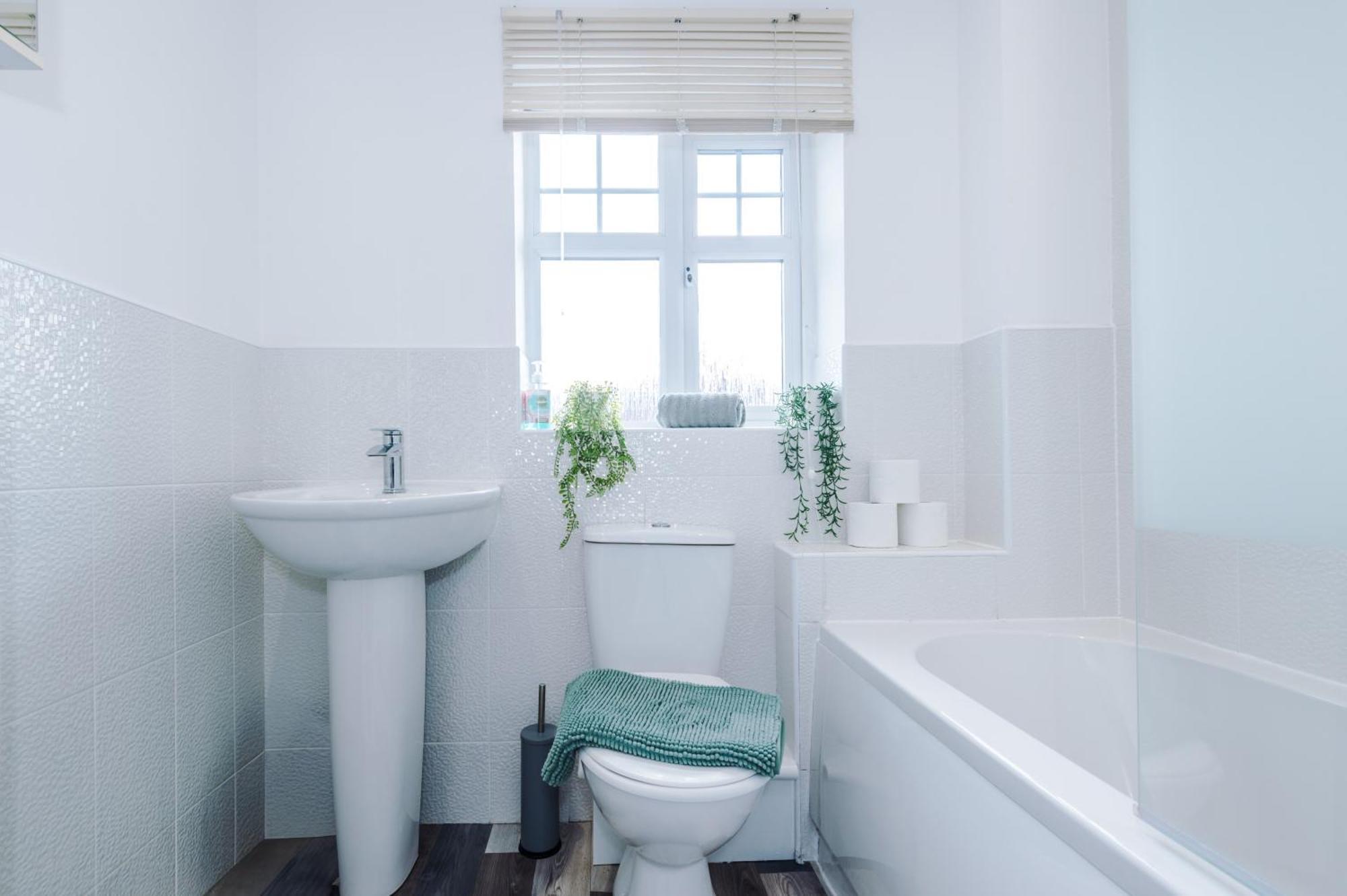 에위로 Modern Semi Detached In A Quiet Location, Driveway Parking 빌라 외부 사진
