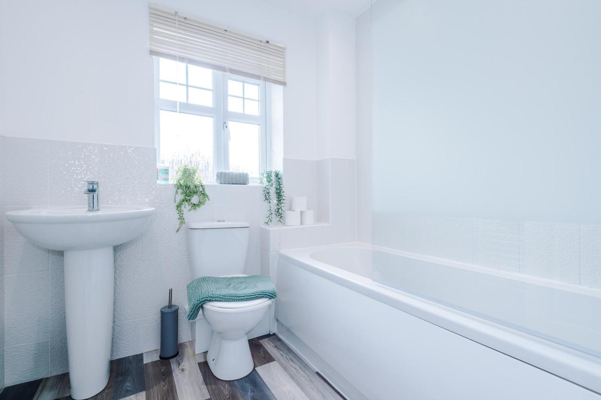에위로 Modern Semi Detached In A Quiet Location, Driveway Parking 빌라 외부 사진