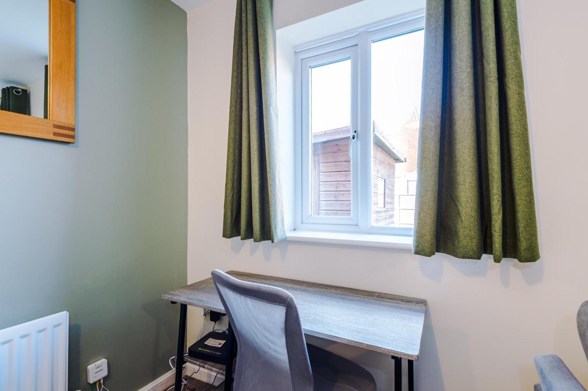 에위로 Modern Semi Detached In A Quiet Location, Driveway Parking 빌라 외부 사진