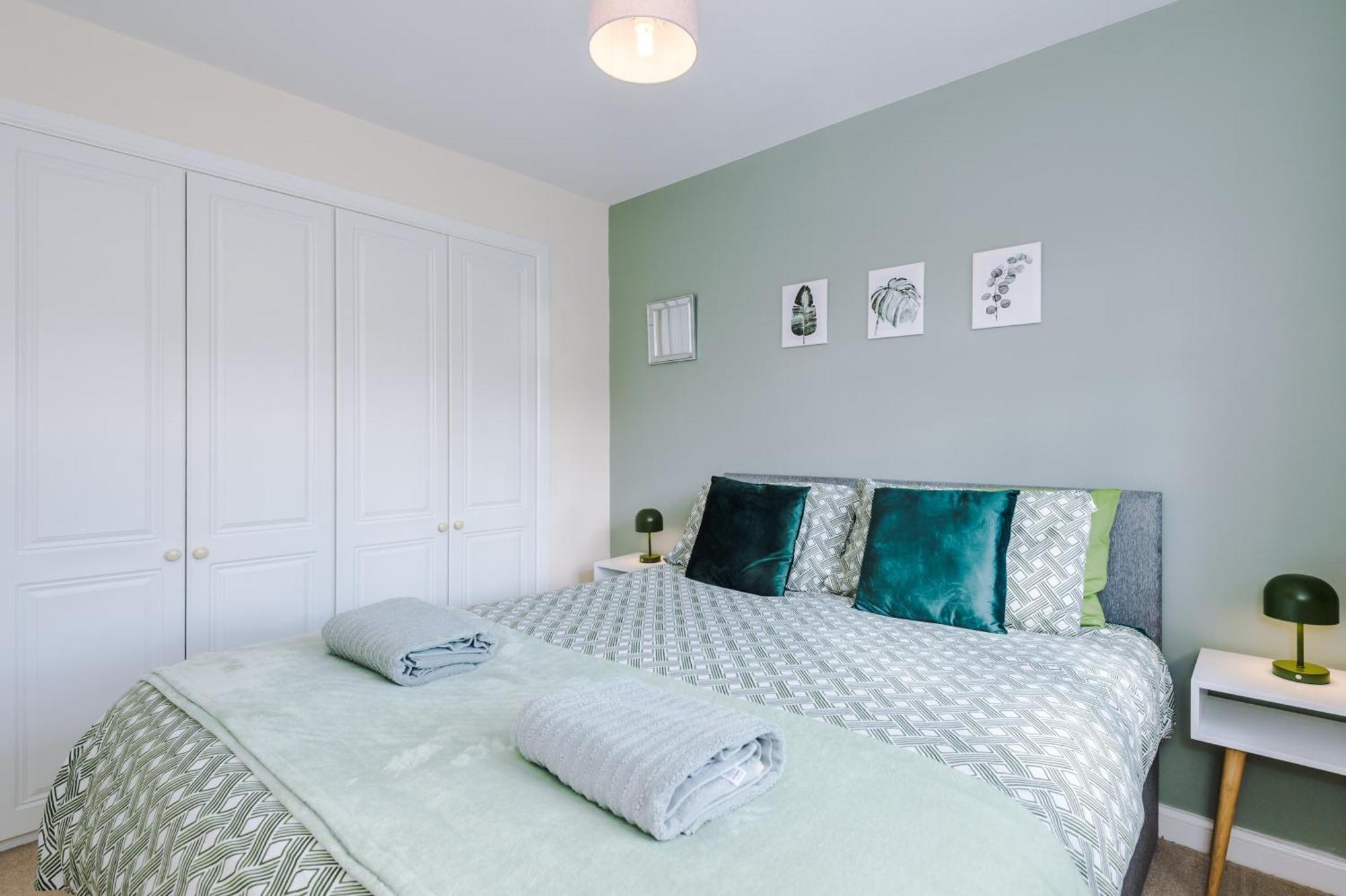 에위로 Modern Semi Detached In A Quiet Location, Driveway Parking 빌라 외부 사진