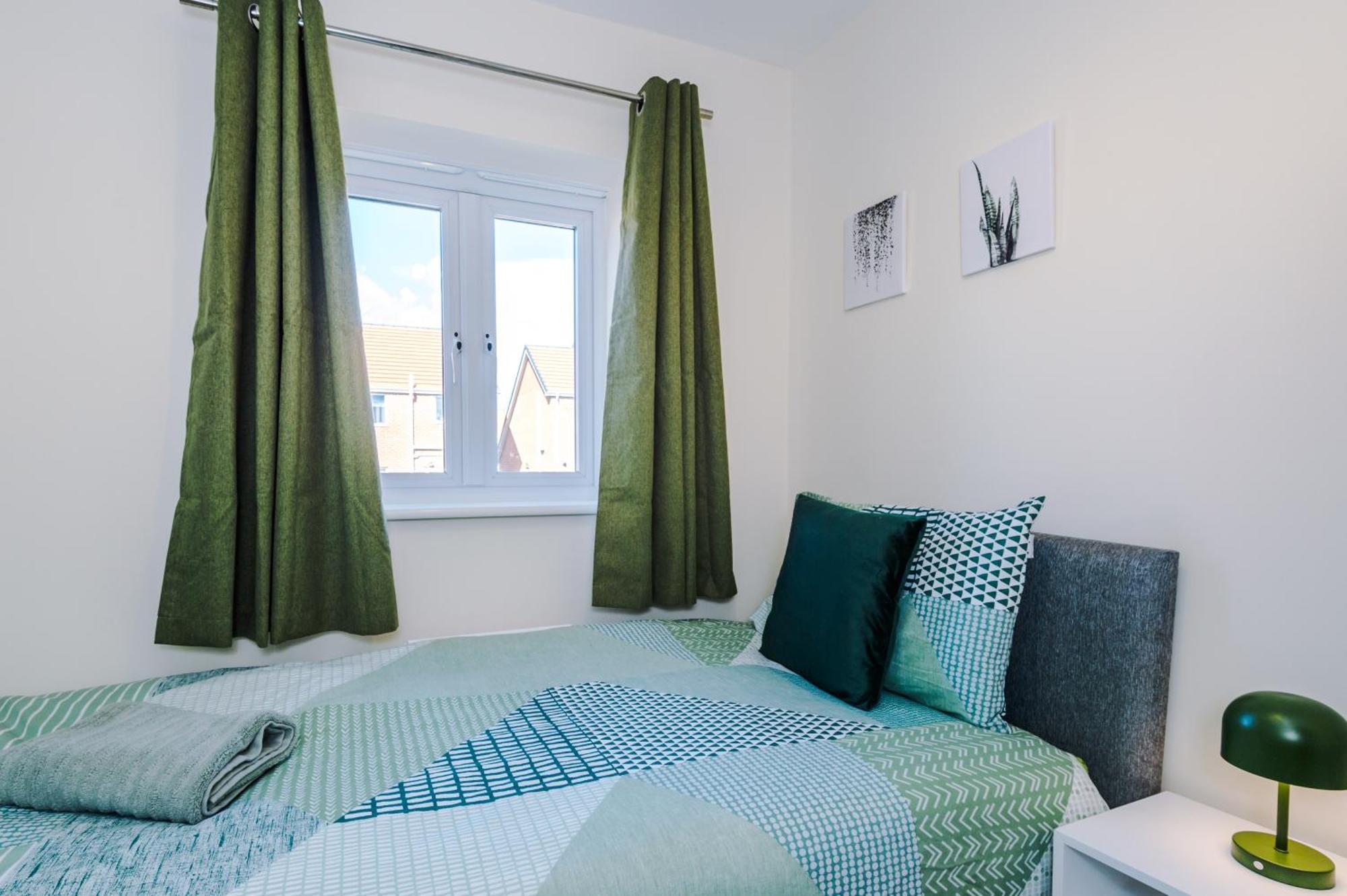 에위로 Modern Semi Detached In A Quiet Location, Driveway Parking 빌라 외부 사진